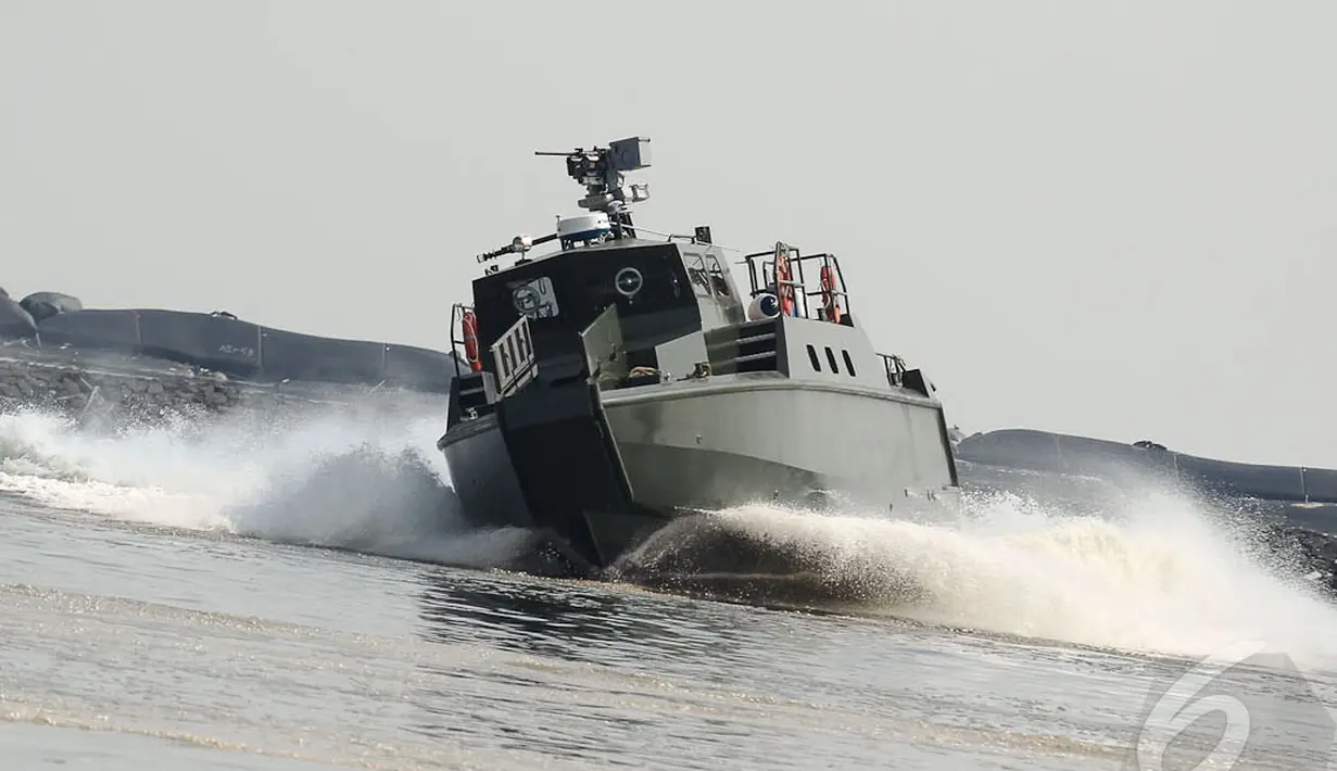 Kapal Motor Cepat (KMC) Komando TNI AD tetap stabil meskipun dipacu dengan kecepatan tinggi, Pantai Ancol, Jakarta Utara, Selasa (29/4/2014) (Liputan6.com/Faizal Fanani).