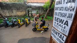 Seiring perkembangan tren sepeda listrik yang mulai banyak digemari di masyarakat, bisnis penyewaan sepeda listrik menjamur beberapa bulan belakangan ini. (merdeka.com/Arie Basuki)
