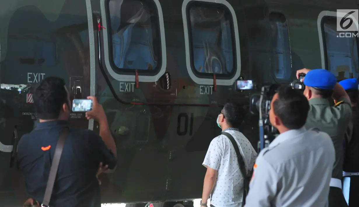 Penyidik KPK melakukan pemeriksaan Helikopter Agusta Westland 101 (AW-101) di Pangkalan Udara Halim Perdanakusuma, Jakarta (24/8). (Liputan6.com/Helmi Afandi)