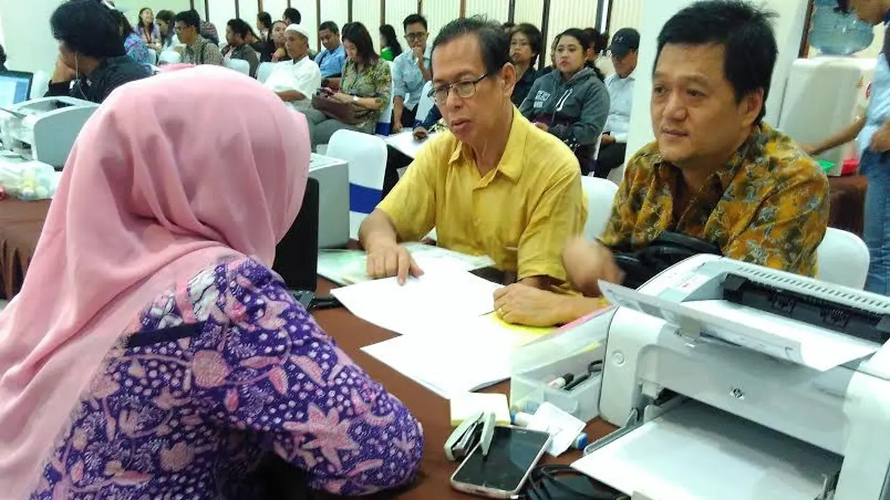 Wajib Pajak berbondong-bondong mendatangi Kantor Pelayanan Pajak (KPP) Tanah Abang 2 untuk menyerahkan laporan SPT Tahunan. (Liputan6.com/Fiki Ariyanti)