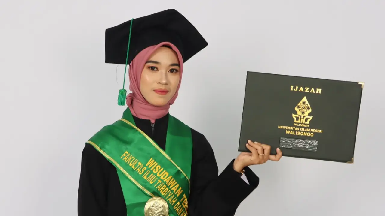 Nilal Muna Fatmawati didaulat menjadi wisudawan terbaik Program Studi Pendidikan Islam Anak Usia Dini FITK UIN Walisongo, Semarang. (Foto: Kemenag)