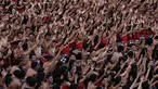 Ribuan pelajar menampilkan Tari Kecak Kolosal saat upaya pemecahan rekor Museum Rekor Dunia Indonesia (MURI) di Pantai Berawa, Badung, Bali, Minggu (25/2). Tarian tersebut melibatkan 5.555 siswa-siswi SMA/SMK se-Kabupaten Badung. (AP/Firdia Lisnawati)