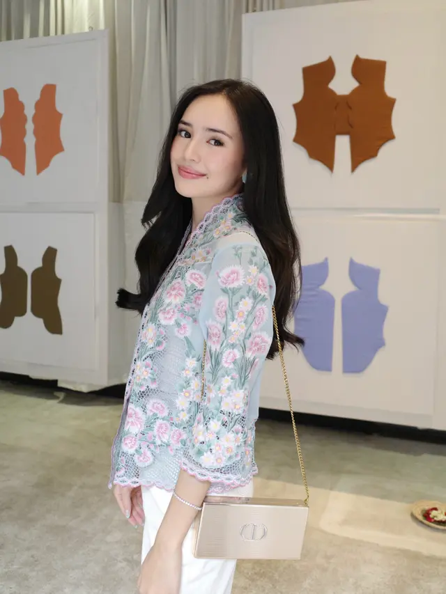 Potret Maudy Ayunda hingga Dian Sastrowardoyo Berkebaya di Hari Kebaya Nasional