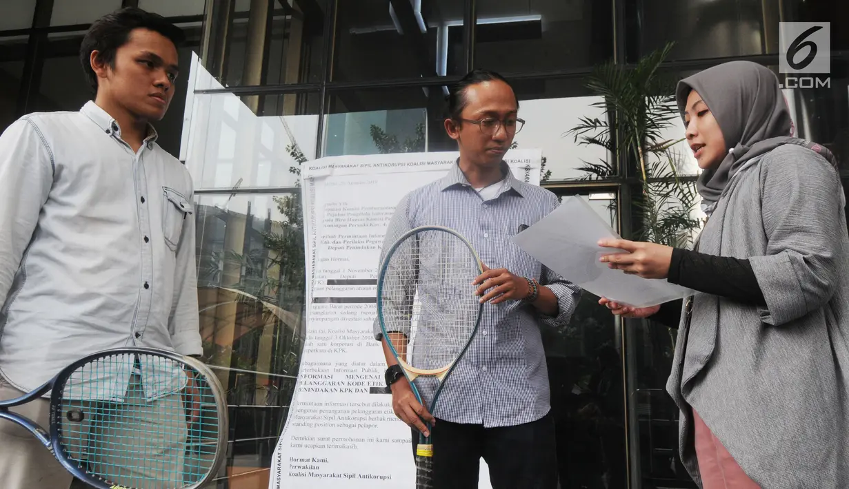 Aktivis ICW membawa replika surat raksasa dan raket diserahkan kepada KPK sebagai bentuk protes di Gedung KPK, Jakarta, Senin (26/8/2019). Mereka meminta KPK untuk memberikan laporan hasil dugaan pelanggaran etik mantan Deputi Penindakan KPK yang juga Capim KPK Firli Bahuri.(merdeka.com/Dwi Narwoko)