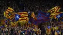Suporter Barcelona, mengibarkan bendera Katalonia saat melawan Juventus pada laga Liga Champions di Stadion Camp Nou, Katalonia, Selasa (12/9/2012). Barcelona menang 3-0 atas Juventus. (AFP/Josep Lago)