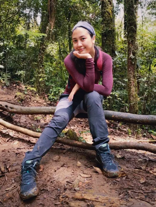 Sebelumnya, wanita kelahiran 1990 ini memang punya hobi travelling dan hiking. Ia pernah membagikan momen saat mendaki Gunung Kencana. Gayanya pun tetap keren abis! (Liputan6.com/IG/@sherinasinna)