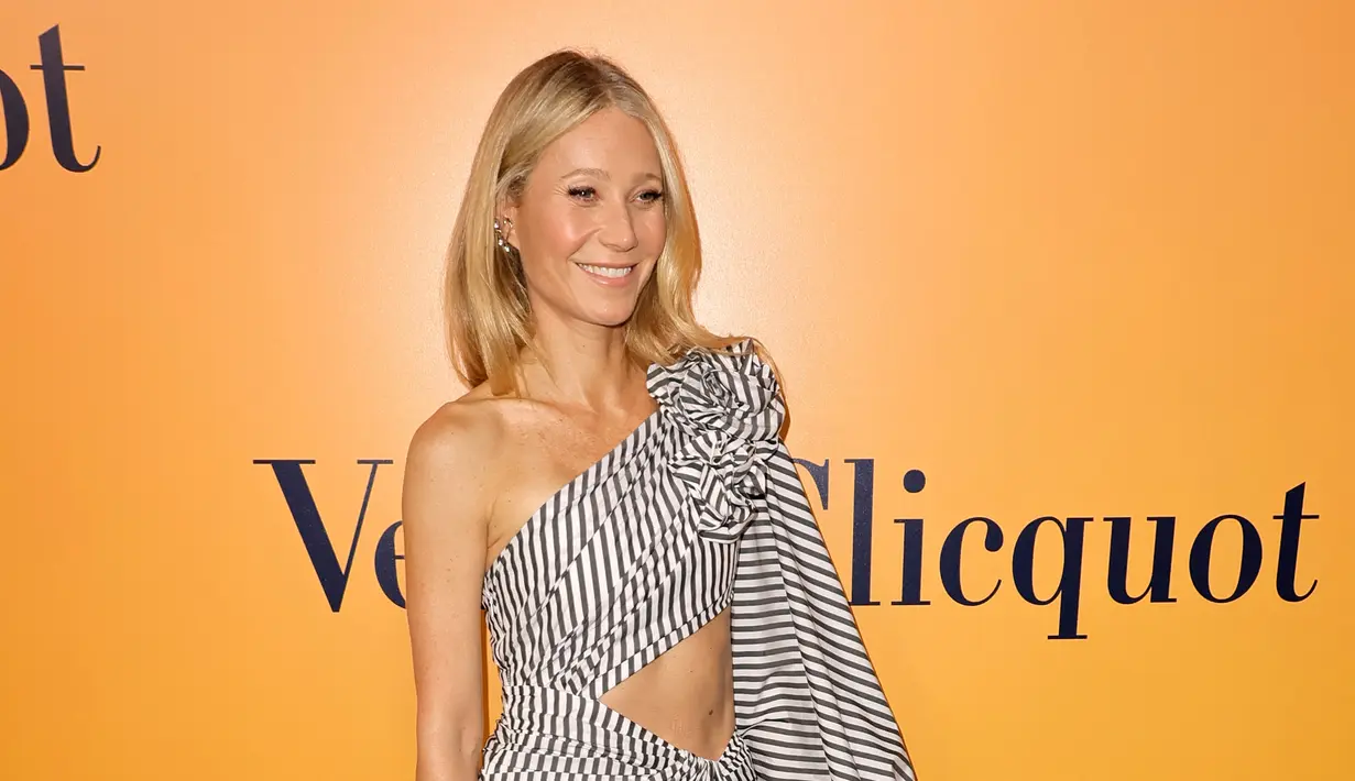 Gwyneth Paltrow berpose saat menghadiri Peluncuran Pameran Budaya Veuve Clicquot Solaire di Beverly Hills, California pada 25 Oktober 2022.  (Kevin Winter/Getty Images/AFP)