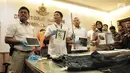 Petugas Polda Metro Jaya menunjukan barang bukti serta tersangka kasus persekusi maut terhadap Abi Qowi Suparto di Polda Metro Jaya, Jakarta (10/9). Seorang pria bernama Abi Qowi Suparto tewas mengenaskan setelah dipersekusi. (Liputan6.com/Helmi Afandi)