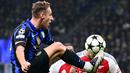 Pemain Inter Milan, Davide Frattesi, berebut bola dengan pemain Arsenal, William Saliba, pada laga Liga Champions di Stadion Giuseppe Meazza, Kamis (07/11/2024). (AFP/Marco Bertorello)