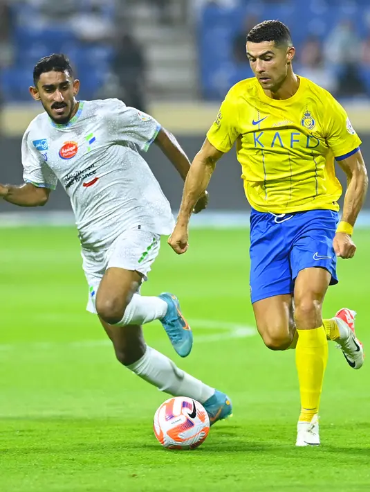 <p>Sementara itu, Al Ittihad masih bertengger di puncak klasemen Liga Arab Saudi dengan 9 poin. (AFP/Ali Al-Haji)</p>