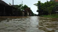 Akibat banjir, Jalan Raya Tahunan di Kecamatan Tahunan, Kabupaten Jepara, Jawa Tengah juga terendam, Rabu (11/2/2015). (Liputan6.com/Edhie Prayitno Ige) 