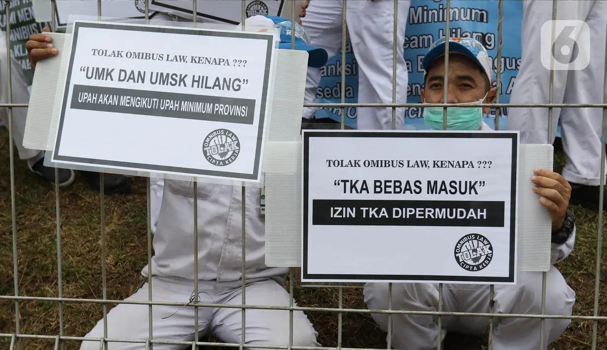Sejumlah buruh melakukan aksi mogok kerja di kawasan MM 2100, Cikarang, Kabupaten Bekasi, Jawa Barat, Selasa (6/10/2020). Aksi mogok kerja dari tanggal 6-8 Oktober tersebut akibat pengesahan RUU Cipta Kerja oleh DPR dan Pemerintah RI. (Liputan6.com/Herman Zakharia)