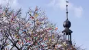 Sebuah pohon robinia yang dihias dengan 10.000 telur paskah warna-warni di kota Saalfeld, Jerman, Jumat (30/3). Pohon Paskah, merupakan tradisi lain yang berumur berabad-abad dan dibuat dari pohon atau semak kecil yang masih hidup. (AP/Jens Meyer)