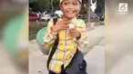 Seorang bocah mendadak viral karena menjajakan kuaci dengan suara mirip 'Upin Ipin'.