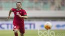 Pemain Timnas U-22 Indonesia, Ezra Walian saat tampil perdana membela Garuda Muda melawan Myanmar pada laga uji coba di Stadion Pakansari, Selasa (21/3/2017). Indonesia kalah 1-3 dari Myanmar. (Bola.com/Vitalis Yogi Trisna)