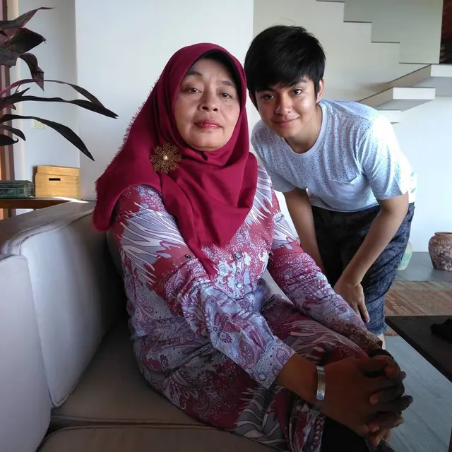 Jarang Tersorot, Ini 6 Momen Kedekatan Angga Yunanda dengan Sang Ibu