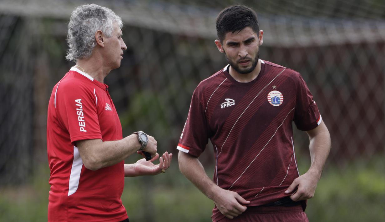Pelatih Persija Jakarta, Ivan Kolev, berdiskusi dengan Jakhongir Abdumuminov saat latihan di Lapangan Sutasoma, Jakarta, Rabu (16/1). Ini merupakan latihan perdana yang dipimpin oleh Ivan Kolev. (Bola.com/Yoppy Renato)