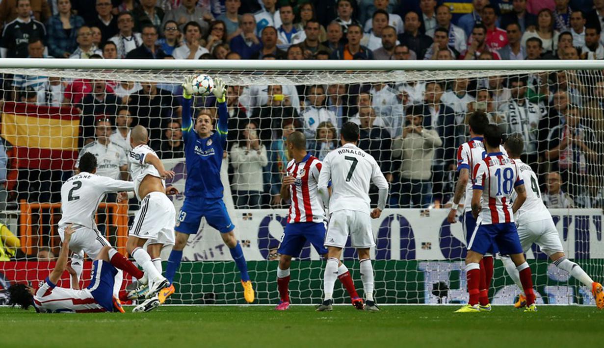 Menjamu Atletico Madrid di Santiago Bernabeu dalam leg kedua perempatfinal Liga Champions, Kamis (23/4/2015) dini hari WIB, Real Madrid mendapatkan perlawanan sengit. Bahkan, mereka harus puas bermain imbang 0-0 di babak pertama. (AP Photo/Andres Kudacki)