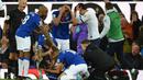 Sejumlah pemain tampak histeris melihat gelandang Everton, Andre Gomes, cedera usai dilanggar oleh penyerang Tottenham Hotspur, Son Heung-min, pada laga Premier League di Goodison Park, Minggu (3/11). Tekel tersebut menyebabkan Gomes mengalami patah kaki. (AFP/Oli Scarff)