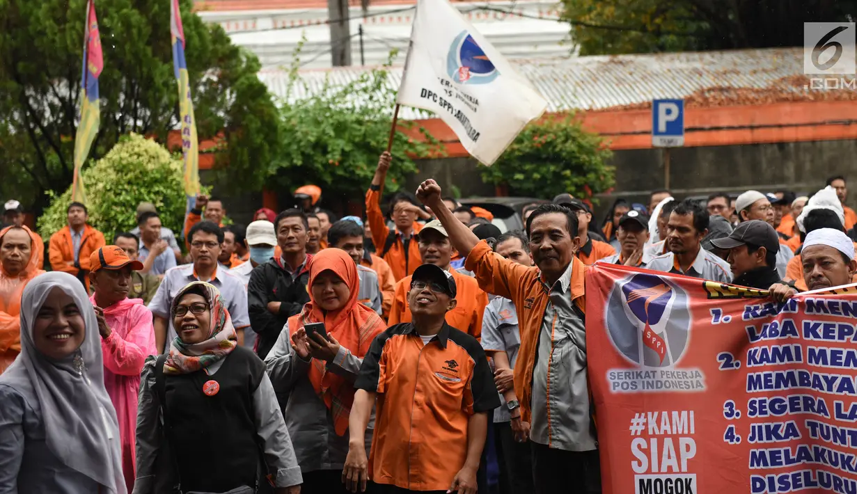 Karyawan PT Pos Indonesia berunjuk rasa di depan Gedung Direksi PT Pos Indonesia, Jakarta, Senin (25/6). Para pengunjuk rasa tergabung dalam Serikat Pekerja PT Pos Indonesia. (Liputan6.com/Arya Manggala)
