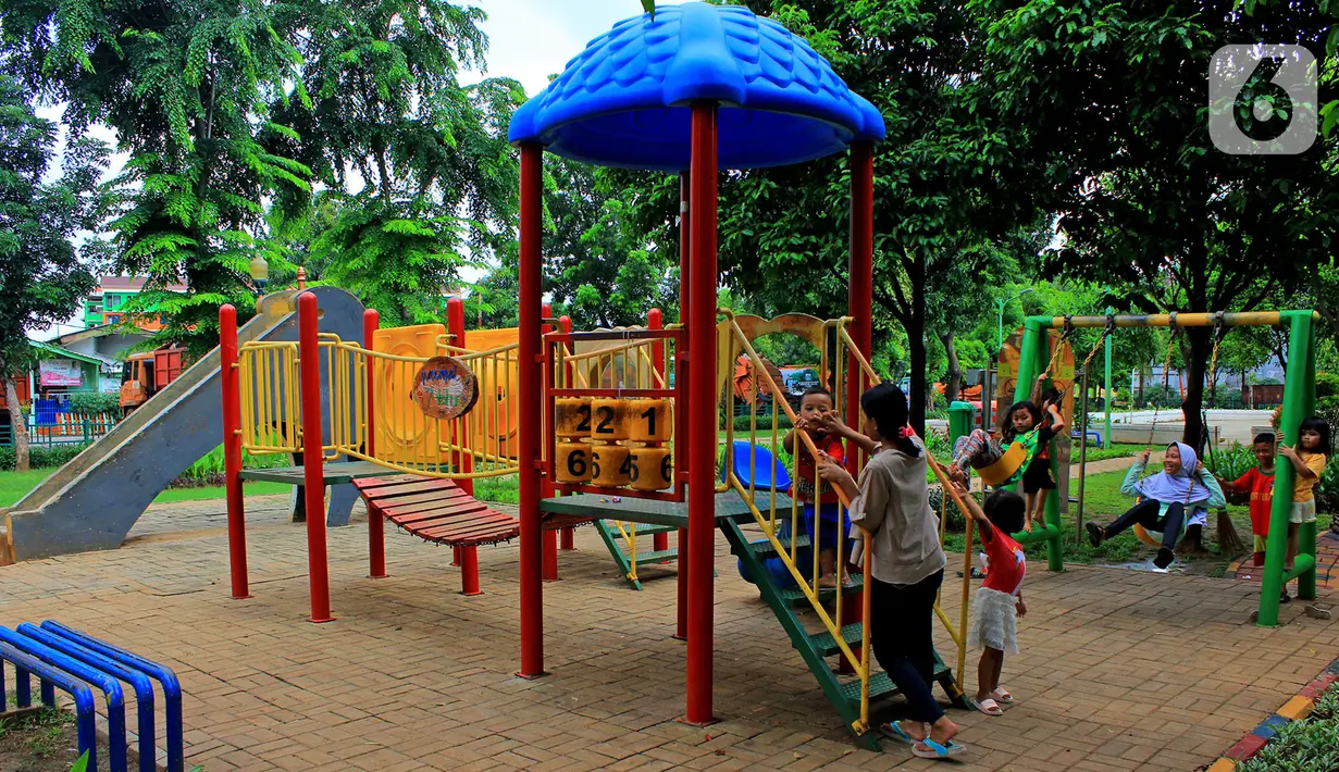 Sejumlah anak menikmati fasilitas yang tersedia di Taman Kebersihan 3, Cengkareng Barat, Jakarta, Rabu (22/1/2020). Dengan adanya rumah pohon ini menambah daya tarik pengunjung. (merdeka.com/Magang/Muhammad Fayyadh)