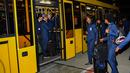Pemain Brasil, Fernandinho (2kanan) dan Willian (kanan) bersiap naik bus saat tiba di Sochi airport, Rusia, (11/6/2018). Brasil berada pada grup E dengan Kosta Rika, Swis dan Serbia. (AFP/Nelson Almeida)