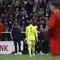 Kiper Bayern Munich asal Jerman #01, Manuel Neuer, meninggalkan lapangan setelah menerima kartu merah selama pertandingan babak 16 besar Piala Jerman (DFB Pokal) FC Bayern Munich vs Bayer Leverkusen di Munich, Jerman selatan, Rabu dini hari WIB (4/12/2024). (Michaela STACHE/AFP)