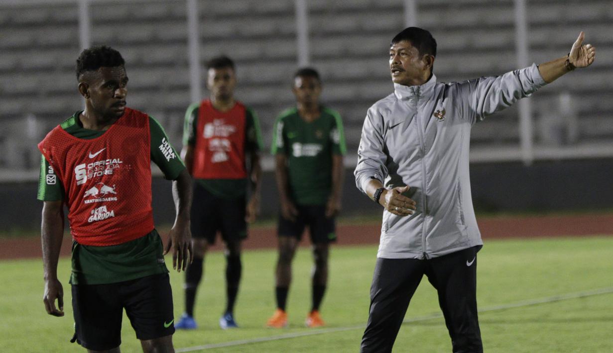 Pelatih Timnas Indonesia U-22, Indra Sjafri, saat sesi latihan di Stadion Madya, Jakarta, Rabu (24/7). Latihan ini merupakan persiapan jelang Sea Games 2019 Filipina. (Bola.com/M Iqbal Ichsan)