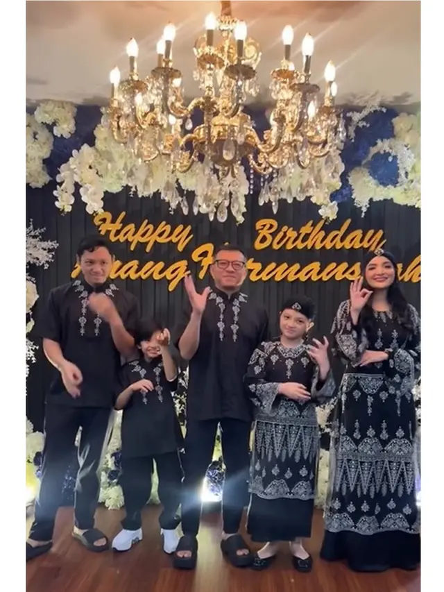 6 Potret Iftar dan Syukuran Ultah Anang Hermansyah ke-56, Bernuansa Serba Hitam