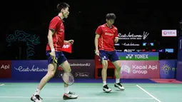 Pebulu tangkis ganda putra China, Liu Yu Chen/Ou Xuan Yi melakukan selebrasi usai menaklukan wakil Korea Selatan, Choi Sol Gyu/Kim Won Ho pada babak final Indonesia Open 2022 di Istora Senayan, Jakarta, Minggu (19/06/2022). (Bola.com/Bagaskara Lazuardi)