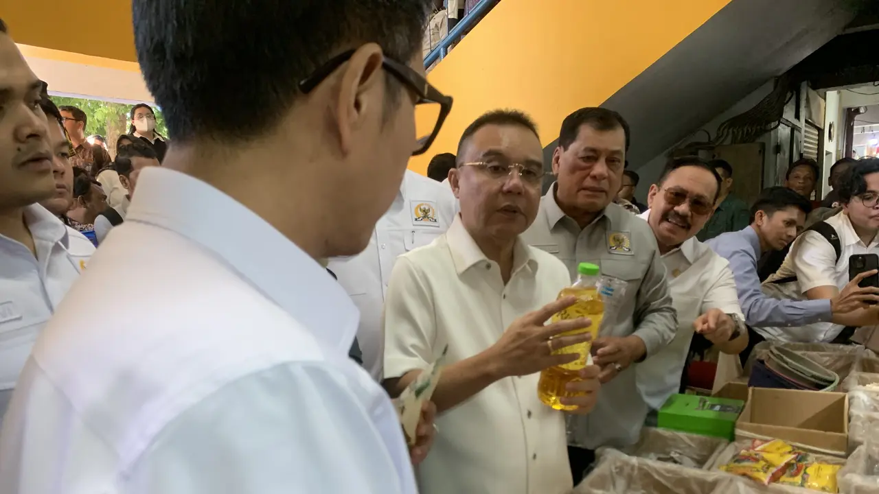 Wakil Ketua DPR RI Sufmi Dasco bersama pimpinan Komisi VI DPR melakukan sidak ke Pasar Kramat Jati, Jakarta Timur, Jumat (14/3/2025) (Istimewa)