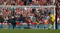Aksi kiper Chelsea, Thibaut Courtois, saat mengeksekusi tendangan penalti melawan Arsenal, di ajang Community Shield, di Stadion Wembley, Minggu (6/8/2017). (Reuters). 