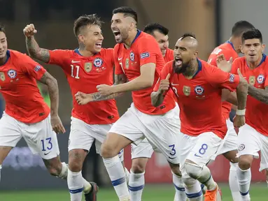 Gelandang timnas Cile, Arturo Vidal bersama rekan setimnya merayakan gol hasil tendangan penalti ke gawang Kolombia pada perempat final Copa America 2019 di Arena Corinthians, Jumat (29/6/2019). Cile melaju ke semifinal setelah menundukkan Kolombia, 5-4, lewat adu penalti. (AP/Andre Penner)