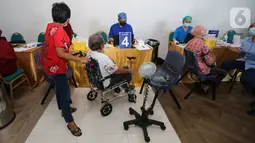 Warga antre sebelum vaksin Covid-19 di Lippo Mall Kemang, Jakarta, Senin (12/04/2021). Vaksinasi tenaga pendidik sebagai bentuk dukungan Lippo Group untuk membantu percepatan vaksin guru dengan tujuan agar Pembelajaran Tatap Muka (PTM) bisa berjalan dengan aman. (Liputan6.com/Fery Pradolo)