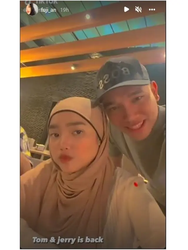 6 Potret Fuji dan Thariq Halilintar Pulang Umrah, Gala Sky Bahagia Banget
