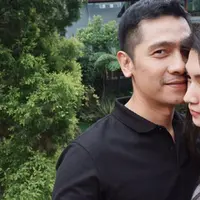 Hampir tiga tahun usia pernikahan Adi Nugroho dan Donita. Pasangan yang telah dikaruniai seorang anak itu menjalani rumah tangganya dengan santai. Lantas seperti apa kisah pertemuan keduanya. (Instagram/donitabhubiy)