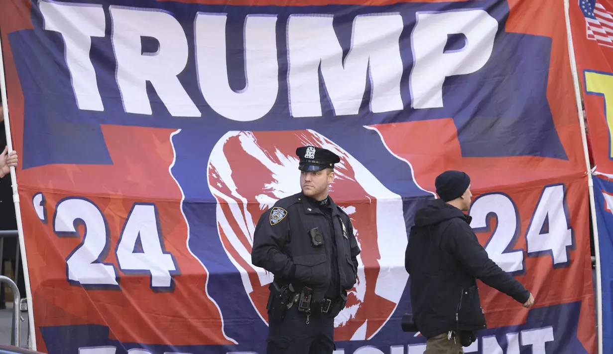Meskipun polisi mengatakan bahwa tidak ada ancaman terhadap kota, persiapan ini dilakukan menyusul seruan Trump kepada para pendukungnya bulan lalu, yang mendesak mereka untuk "memprotes" dan "merebut kembali negara kita" jika Trump ditangkap. (Scott Olson/Getty Images/AFP )