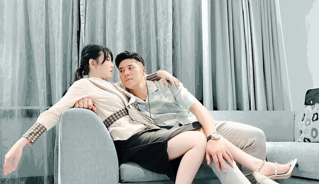 Kabar ini sempat ditutupi oleh Via dan Chevra yang tak pernah menyinggungnya di media sosial. Mereka menutup berita kehamilan dengan sangat rapi. (instagram.com/viavallen)