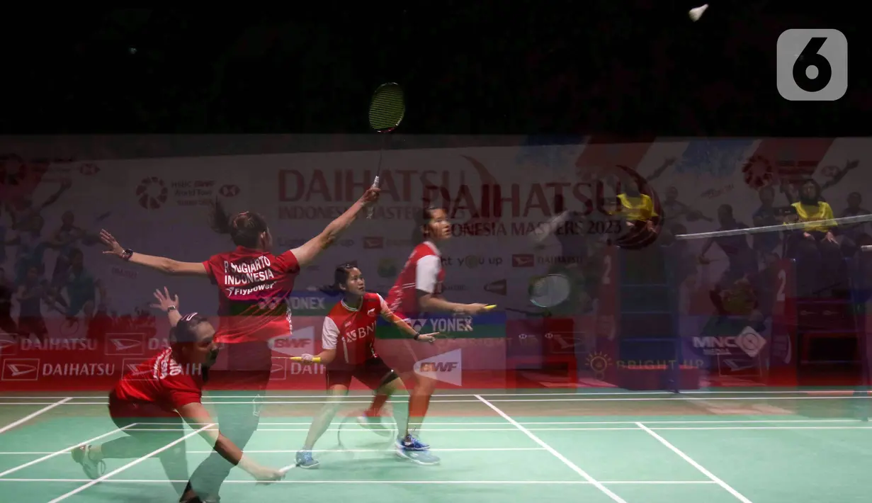 Pebulu tangkis ganda putri Indonesia Lanny Tia Mayasari/Ribka Sugiarto saat bertanding melawan ganda putri India Tanisha Crasto/Ashwini pada babak 16 besar Daihatsu Indonesia Masters 2023 di Istora Senayan, Jakarta, Kamis (26/1/2023). Pasangan Lanny/Ribka terhenti di babak 16 besar Indonesia Masters 2023 dengan skor 19-21, 21-18, dan 23-21. (Liputan6.com/Herman Zakharia)