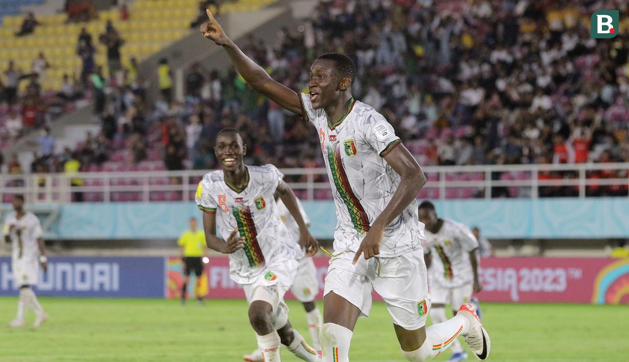 <p>Selebrasi pemain Timnas Mali U-17, Mamadou Doumbia setelah mencetak gol kedua melalui penalti ke gawang Uzbekistan U-17 dalam pertandingan babak penyisihan Grup B Piala Dunia U-17 2023 di Stadion Manahan, Solo, Jumat (10/11/2023). (Bola.com/Arief Bagus)</p>