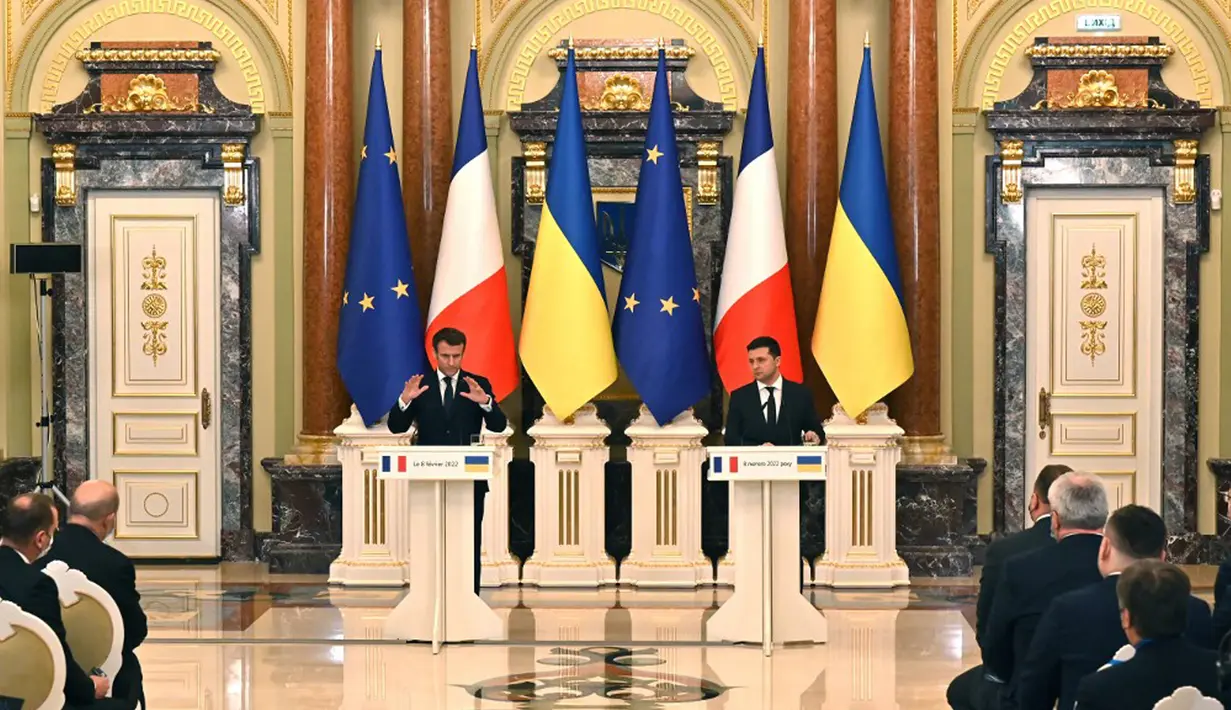 Presiden Ukraina Volodymyr Zelensky (kanan) dan Presiden Prancis Emmanuel Macron menghadiri konferensi pers setelah pertemuan di Kyiv, Ukraina, 8 Februari 2022. Volodymyr Zelensky berharap segera mengadakan pertemuan puncak dengan pemimpin Rusia, Prancis, dan Jerman. (Sergei SUPINSKY/AFP)