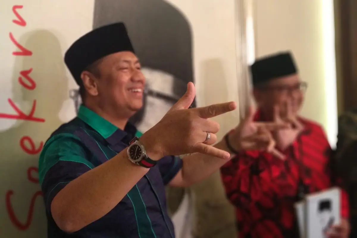 Pengacara Rizieq Shihab, Kapitra Ampera, bersama Sekjen PDIP Hasto Kristiyanto. (Liputan6.com/Putu Merta Surya Putra)
