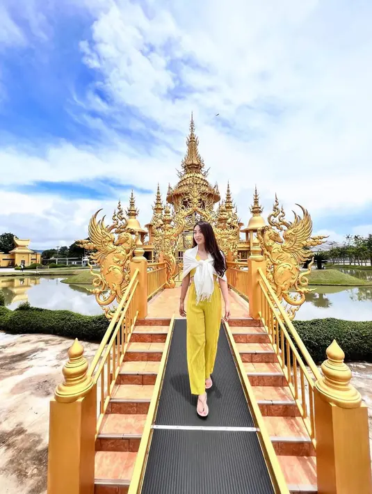 Tampil senada dengan bangunan ikonik di Thailand dengan busana bernuansa kuning, Chiang Rai memang menjadi salah satu destinasi wisata yang banyak dikunjungi para wisatawan saat liburan di Thailand. Negeri Gajah Putih, menjadi salah satu destinasi wisata yang cukup banyak diminati oleh para wisatawan dari Indonesia untuk wisata kuliner dan alam. (Liputan6.com/IG/natashawilona12)