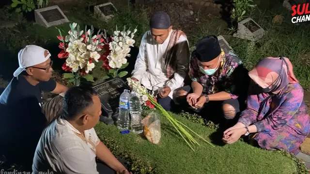 6 Momen Sule dan Nathalie Holscher Ziarah ke Makam Lina, Penuh Haru