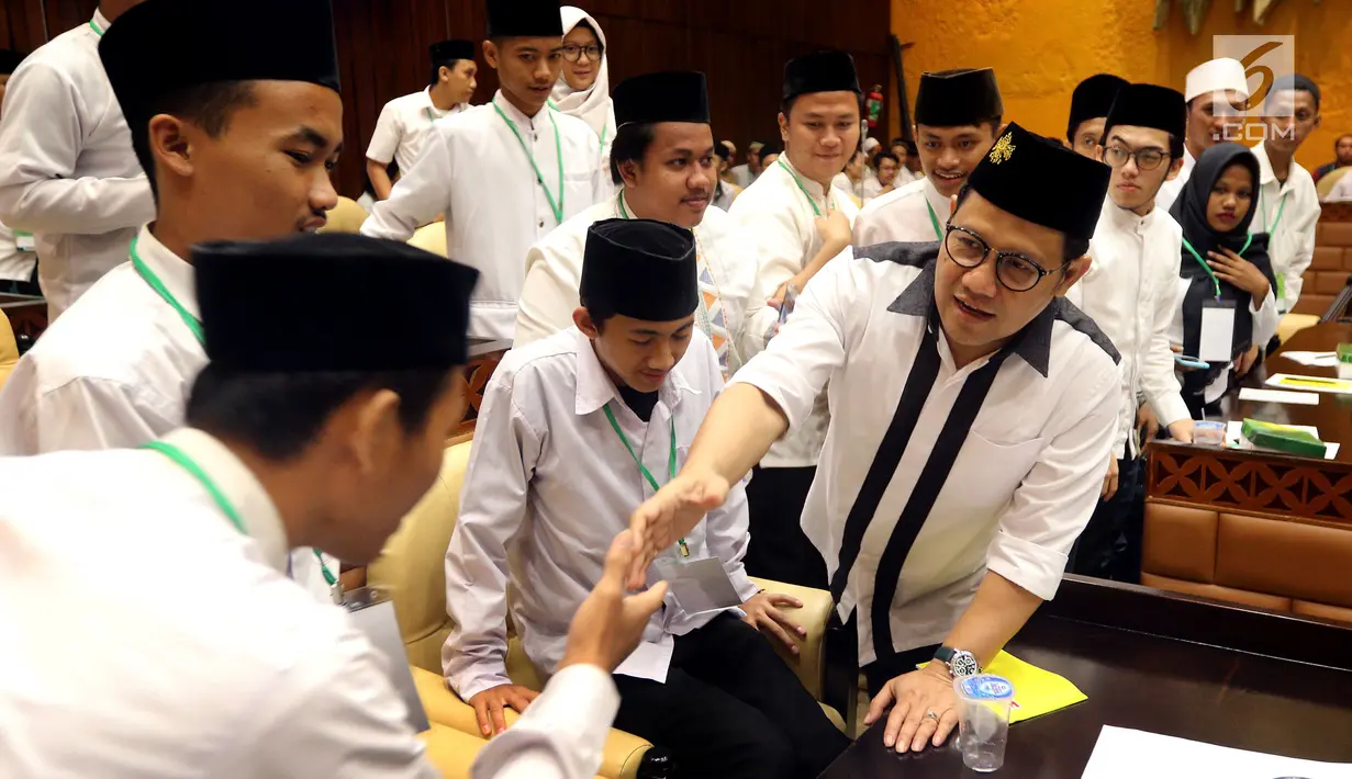 Wakil Ketua MPR Muhaimin Iskandar atau Cak Imin menyalami santri saat menghadiri Parlemen Santri Angkatan IV F-PKB MPR RI, Jakarta, Kamis (19/4). Acara ini dihadiri perwakilan santri dari seluruh Nusantara. (Liputan6.com/Johan Tallo)