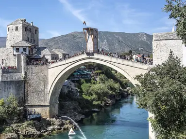 Aksi atlet loncat indah asal Mexico, Sergio Guzman pada ajang Red Bull Cliff Diving World Series di  Mostar, Bosnia dan Herzegovina, (23/9/2016). (AFP/RED BULL/Romina Amato)