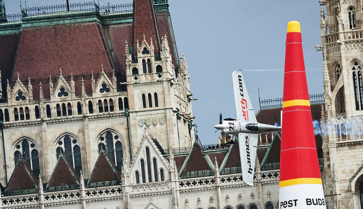 Pilot asal Austria, Hannes Arch melakukan manuver pada pesawatnya saat mengikuti Kejuaraan Dunia Red Bull Air Race 2016 di atas Sungai Danube, Budapest, Hongaria (17/7). (Aron Suveg/Red Bull Content Pool)