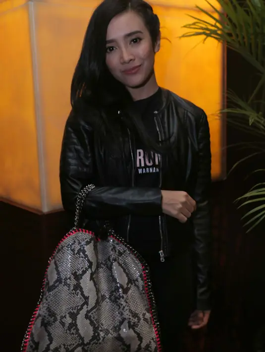 "Perannya sebagai Vina yang secara ekonomi beda dengan teman yang lain. Perannya saya sayang suami, anak, berhijab, punya anak tiga," kata Dea Ananda Jakarta Pusat, Jumat (19/8) malam. (Andy Masela/Bintang.com)