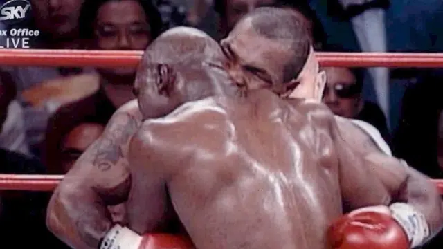 Mike Tyson gigit Evander Holyfield