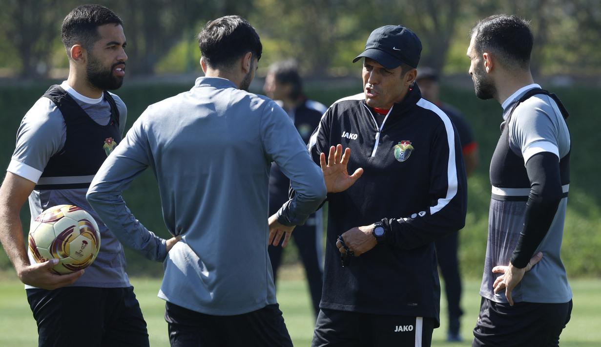 Pelatih Yordania, Hussein Ammouta, memberikan arahan kepada melakukan latihan jelang laga final melawan Qatar di Lusail, Doha, Jumat (9/2/2024). (AFP/Karim Jaafar)